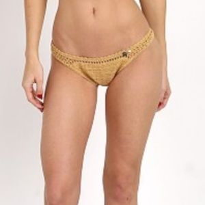 She Made Me Essential Cheeky Bottom Honey